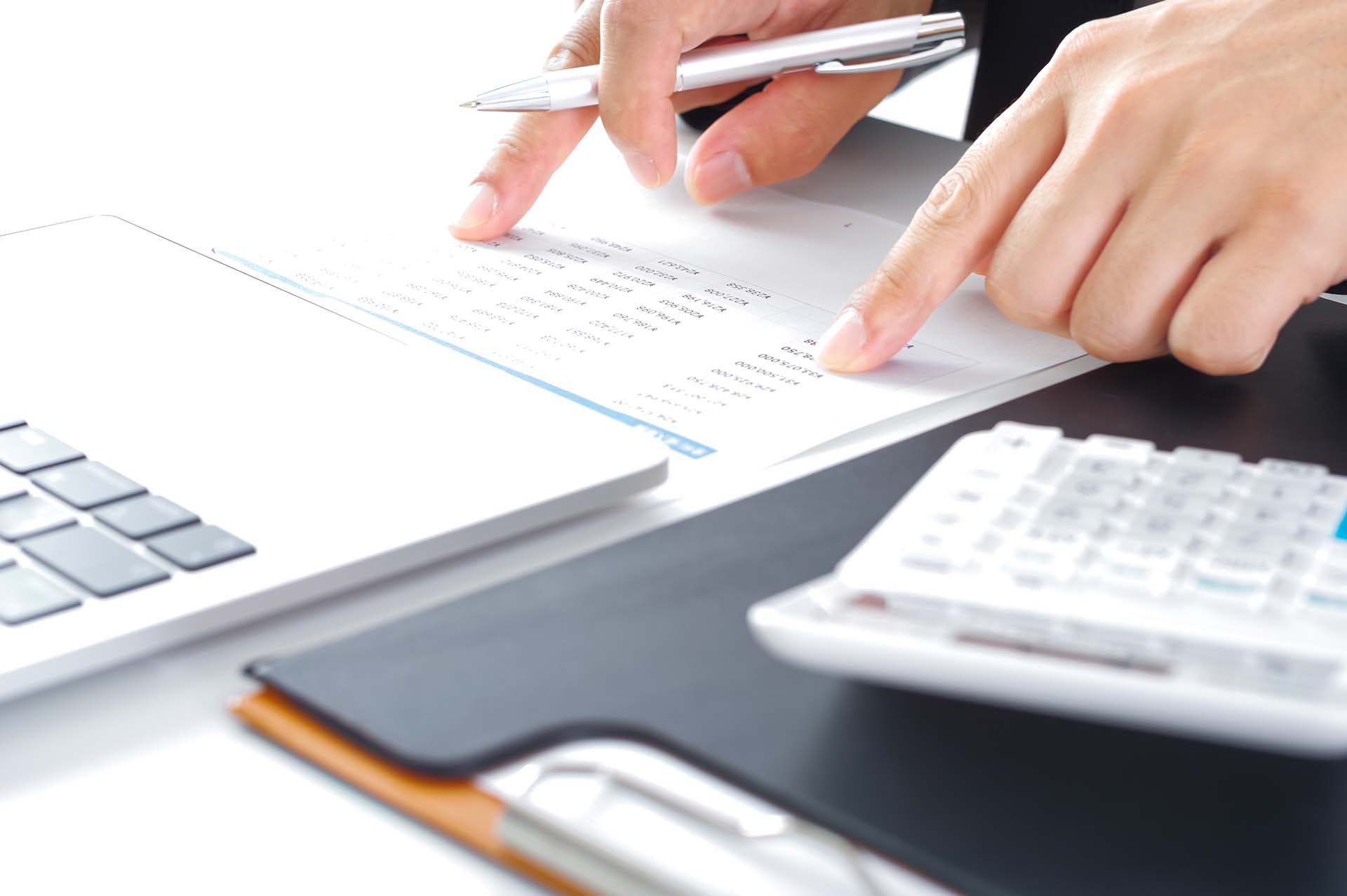 安全な金庫や保管庫。現金資産・外為管理における、複数通貨による口座管理と国際的な規制環境に適応した、安全かつ確実な資金管理を表現