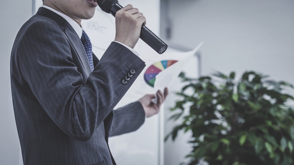 会場でセミナーを聴講する参加者の後ろ姿。学びの場のイメージ