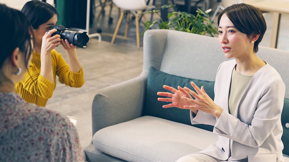 インタビューや撮影の現場。ウェブコンテンツ企画・制作のイメージ