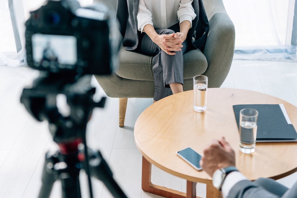カメラでインタビューや映像を収録する様子。メディア制作のイメージ