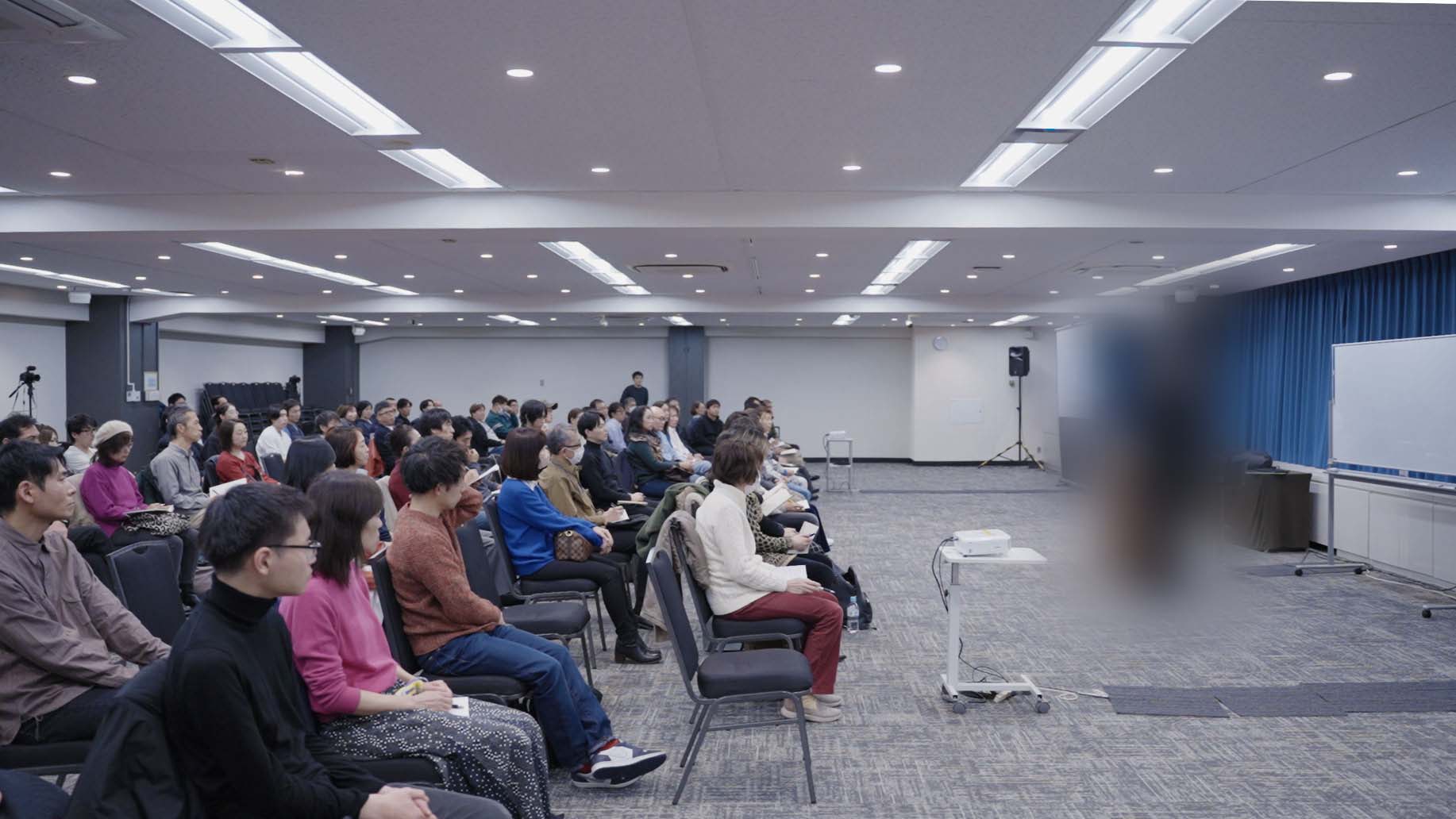 セミナー会場の様子。参加者が講師の話に耳を傾けている様子
