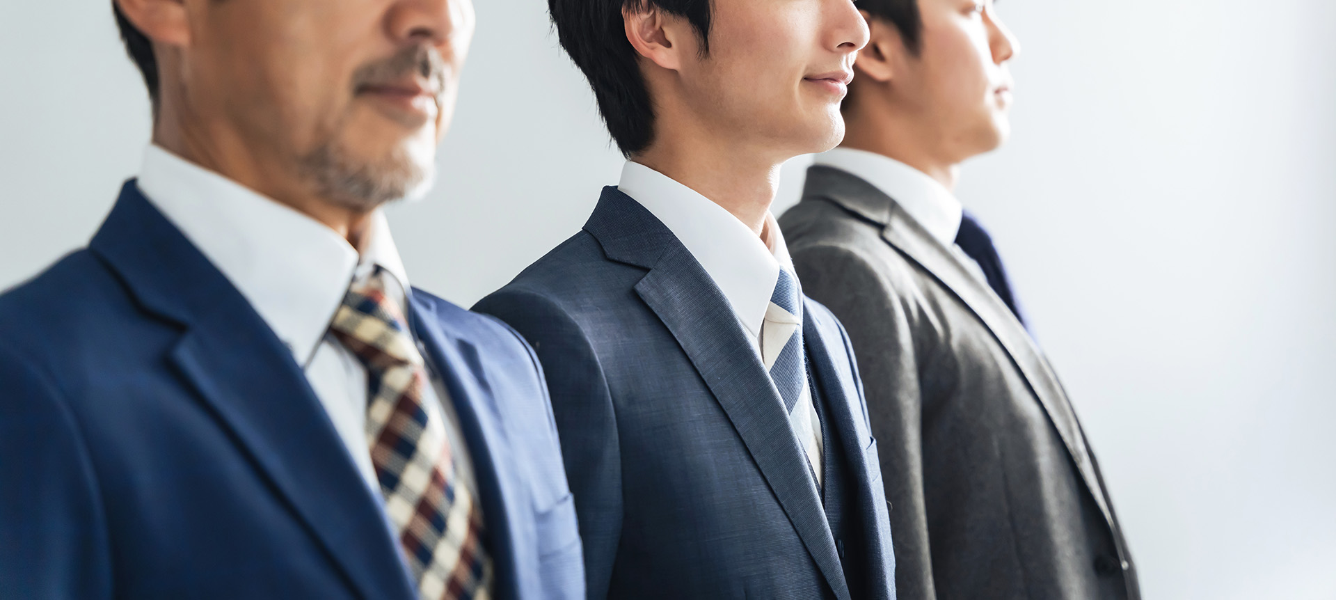 アーカイブや書類整理の様子。世代を超えた資産承継のための構造設計と、透明性の高いスキームの策定を象徴する記録管理システム